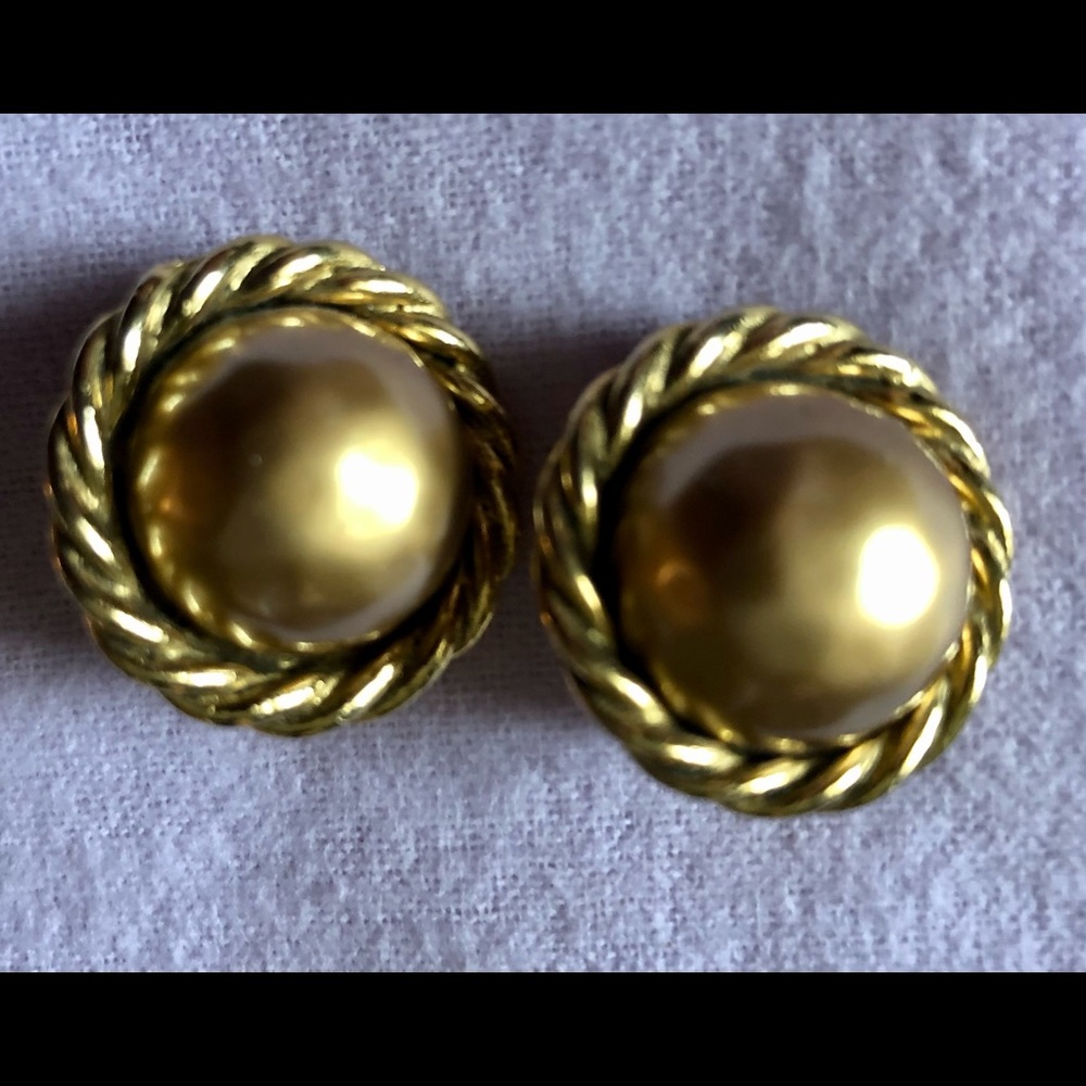 Vintage - Carolee signed brushed gold brushed pearl clip on Earrings